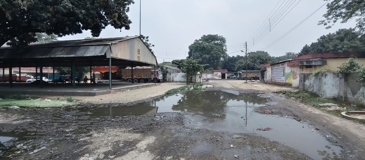 Food grains are being purchased in Rajapur Mandi, and facilities are scarce