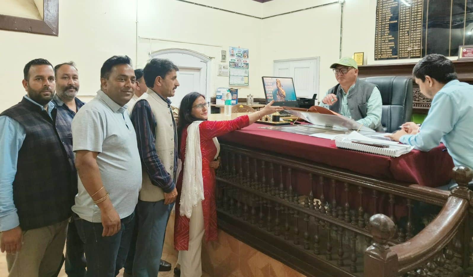 रामपुर नगर परिषद के वार्ड नंबर पांच से पार्षद की उम्मीदवार नितिका ने भरा नामांकन। संवाद