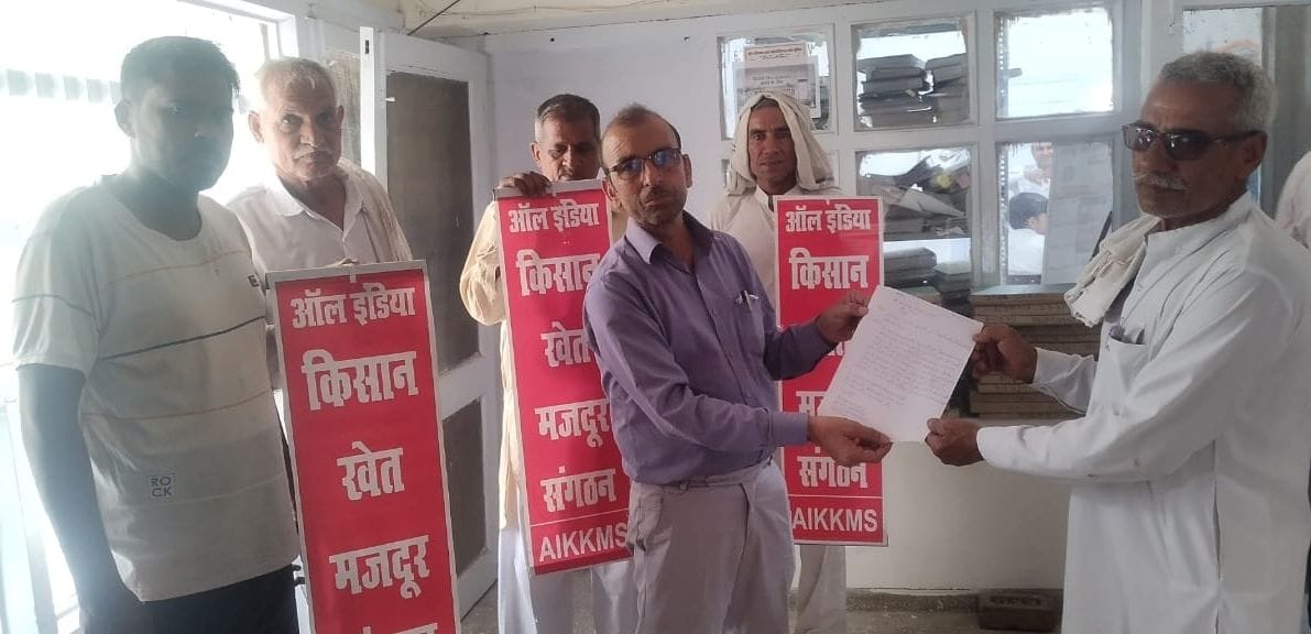 A memorandum was submitted to the corporation officials in protest against unannounced power cuts in Baganwala.
