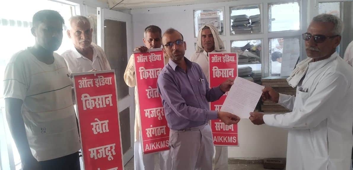 सीए राम अवतार शर्मा को ज्ञापन सौंपते ऑल इंडिया किसान खेत मजदूर संगठन के सदस्य