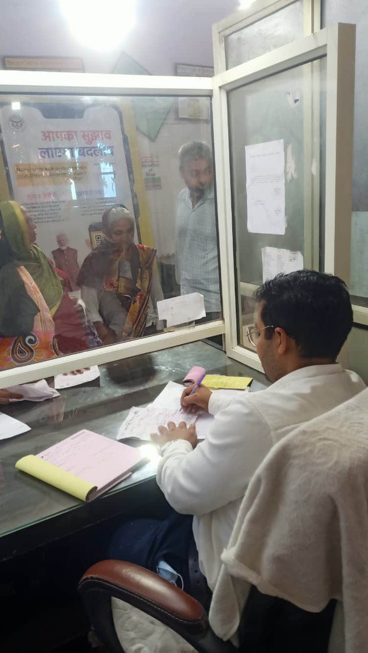 सीएचसी की ओपीडी में मरीज देखते चिकित्सक। संवाद