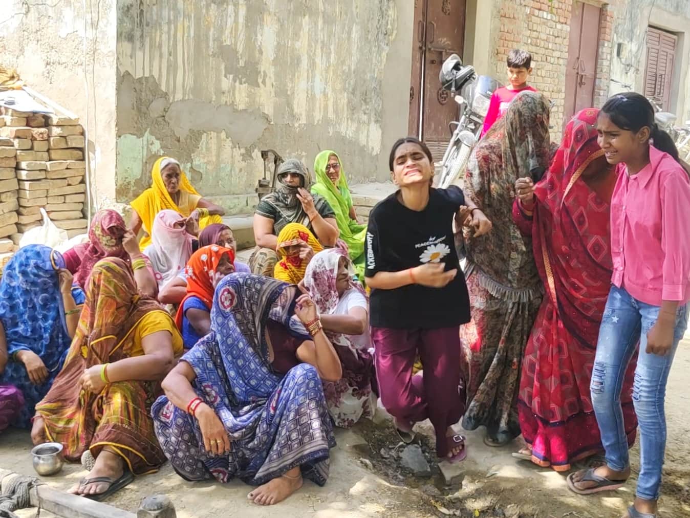 सुहानी की मौत पर रोते-बिलखते परिजन। संवाद