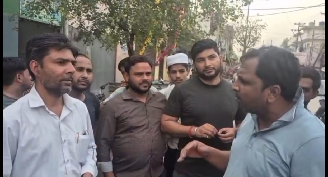 Protest against the municipal team that arrived to cut trees on the old GT Road, commotion