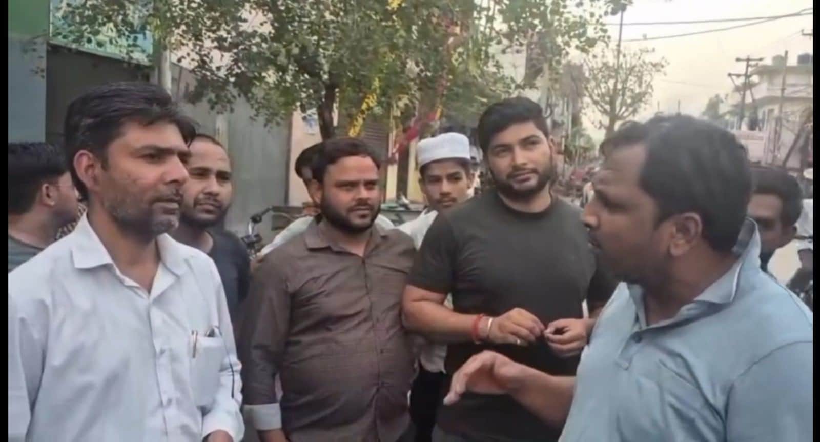 सिकंदराबाद के पुराना जीटी रोड पर पेड़ काटने का विरोध करते लोग। संवाद