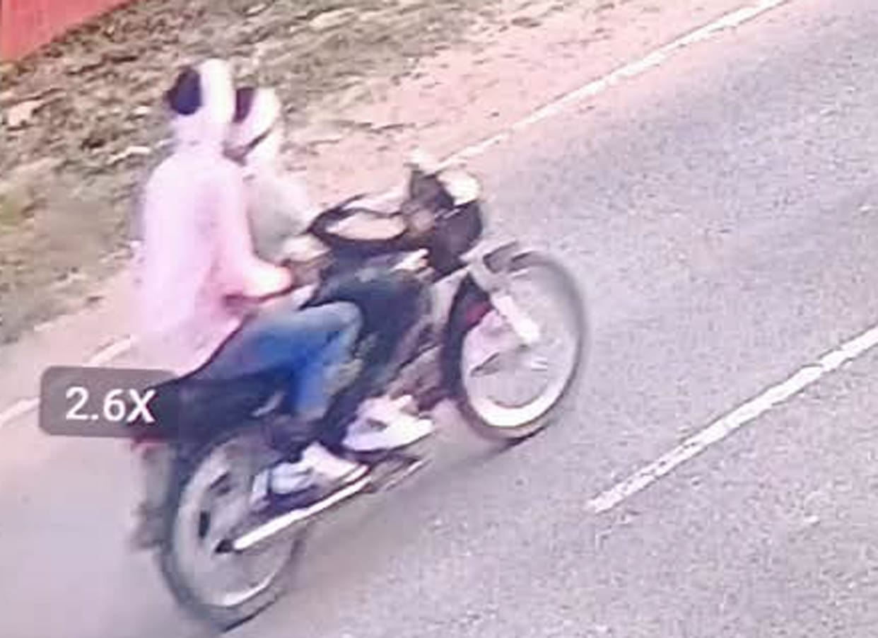 Bike-borne miscreants snatch woman's bag