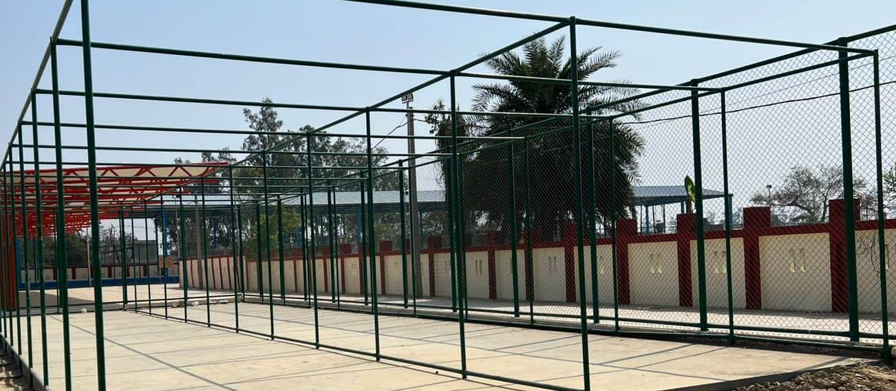 स्टेडियम में तैयार क्रिकेट की अभ्यास पिच। संवाद