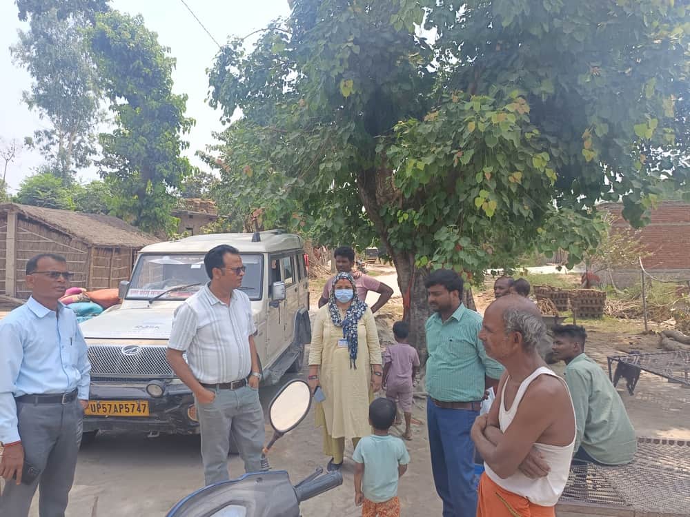 सेवरही के बिनटोली मे पीड़ित लोगों की हाल चाल की जानकारी लेती स्वास्थ्य विभाग की टीम।संवाद