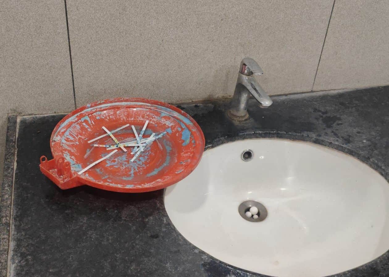 शहर के मेडिकल कॉलेज में हाथ धोने के बेसिन में पड़ी यूरिन जांच किट। 