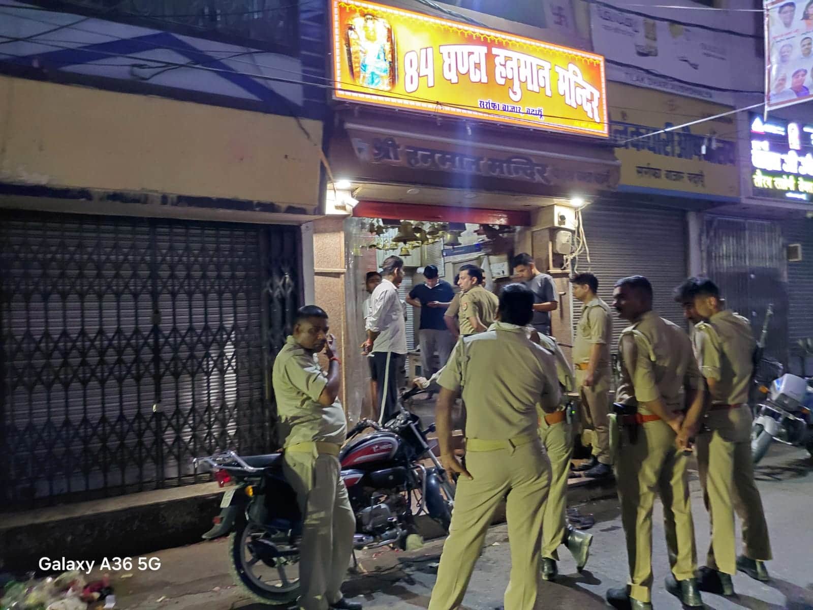 शहर में दवा व्यापारी से लूट की घटना के बाद सीसीटीवी फुटेज खंगालती पुलिस। संवाद