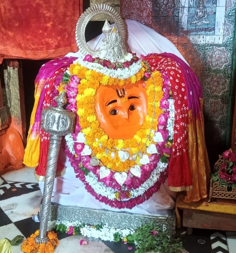 Devotees remained overwhelmed with emotion after offering prayers at Lohandi Mahavir.