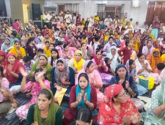 श्री खाटू श्याम मंदिर में बाबा के दर्शन के लिए पहुंचे श्रद्धालु। स्वयं