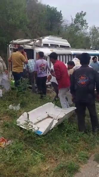 Tempo traveller carrying pilgrims returning from Naina Devi overturns, 4 injured