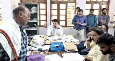 तहसील सदर में जांच करते डीएम। संवाद