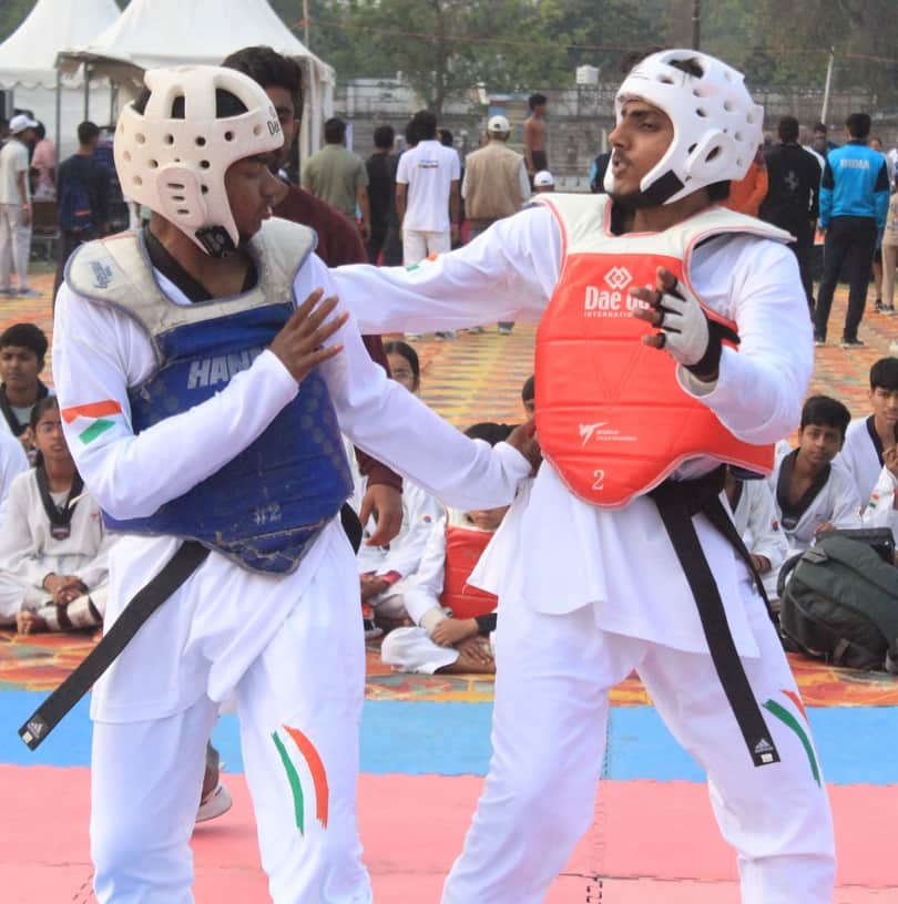 ताइक्वांडो की ड्रेस में दो खिलाड़ी। फाइल