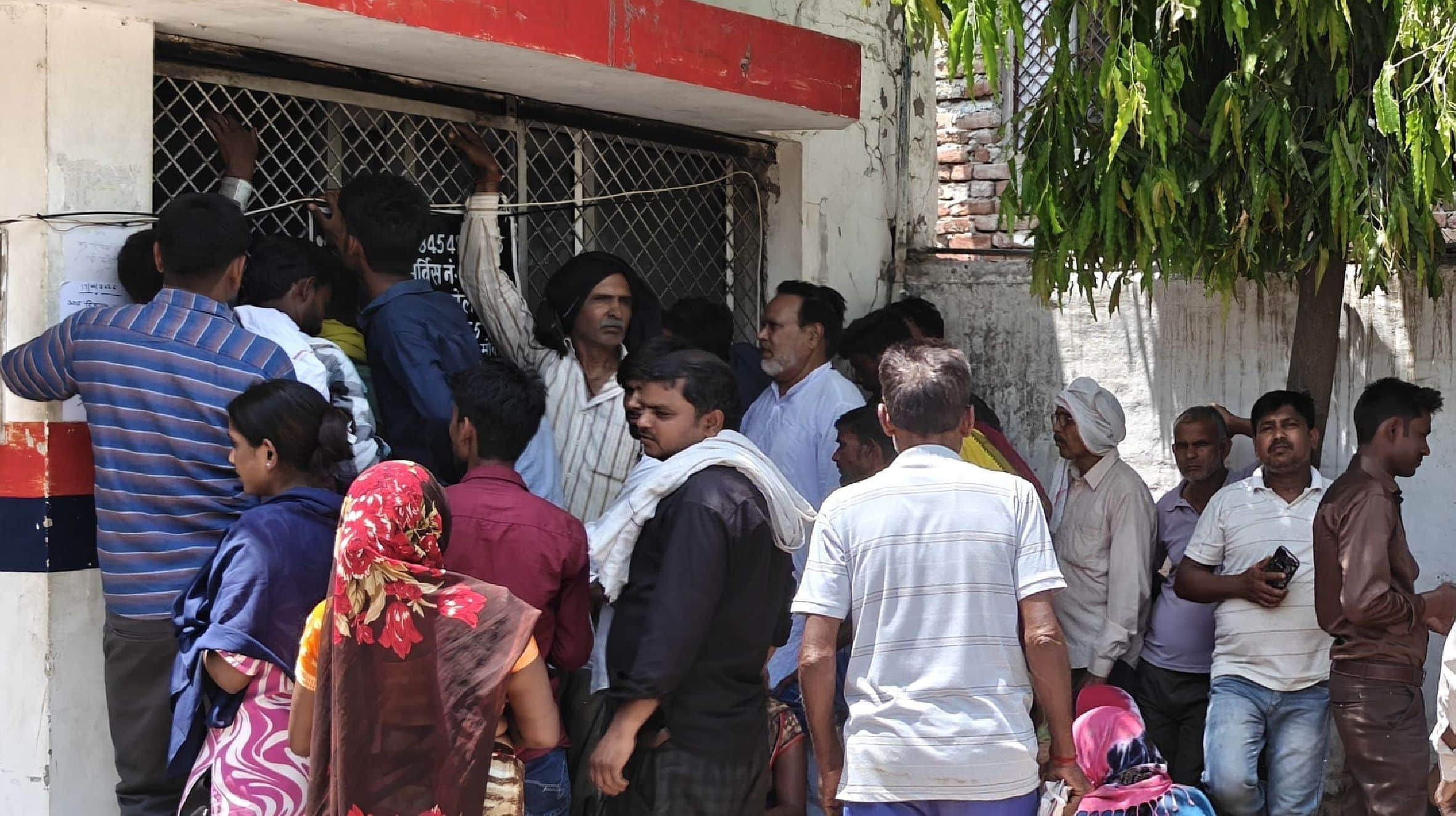 तिलोई स्थित गैस एजेंसी पर सिलिंडर की पर्ची कटवाने के लिए लगी उपभोक्ताओं की कतार। -संवाद