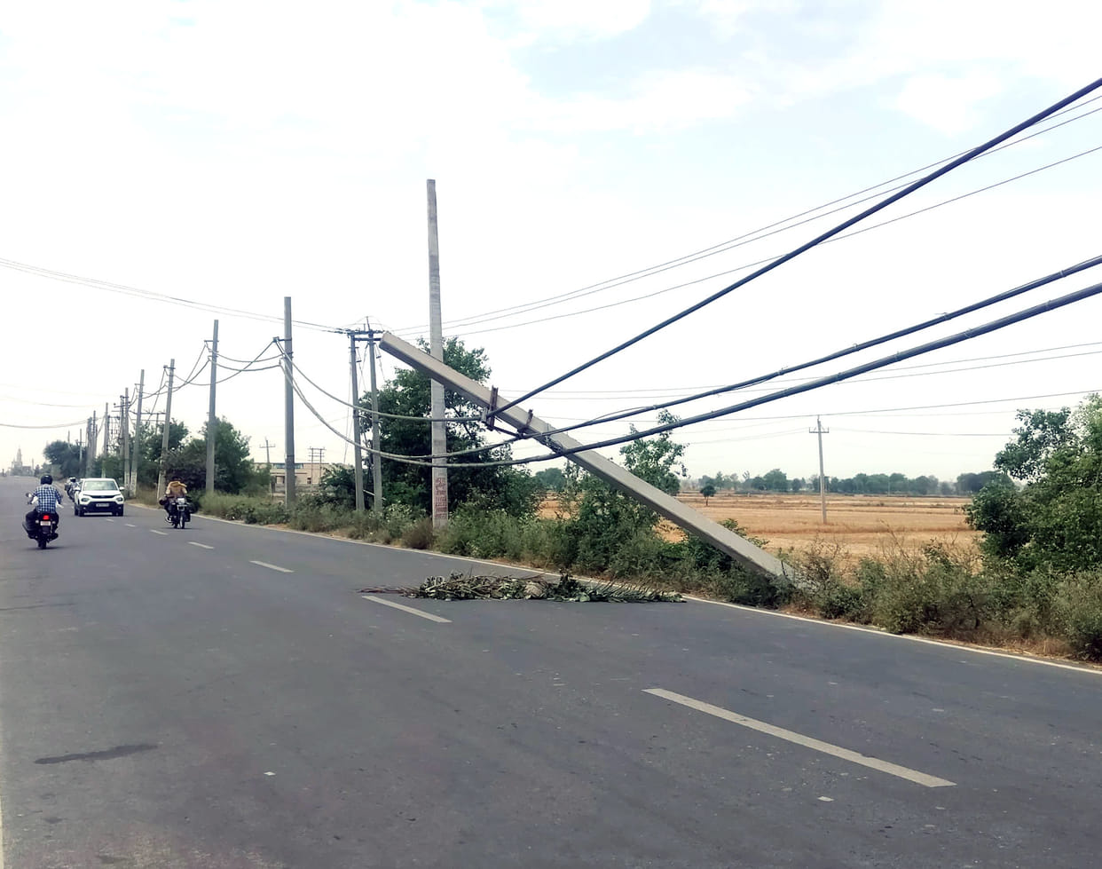 A tractor-trolley collision broke a pole, disrupting traffic for hours.