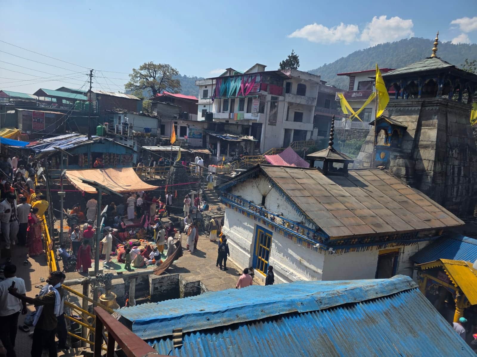 त्रियुगीनारायण में विवाह के दौरान जुटे युगल और लगी भक्तों की भीड़। स्रोत जागरूक पाठक