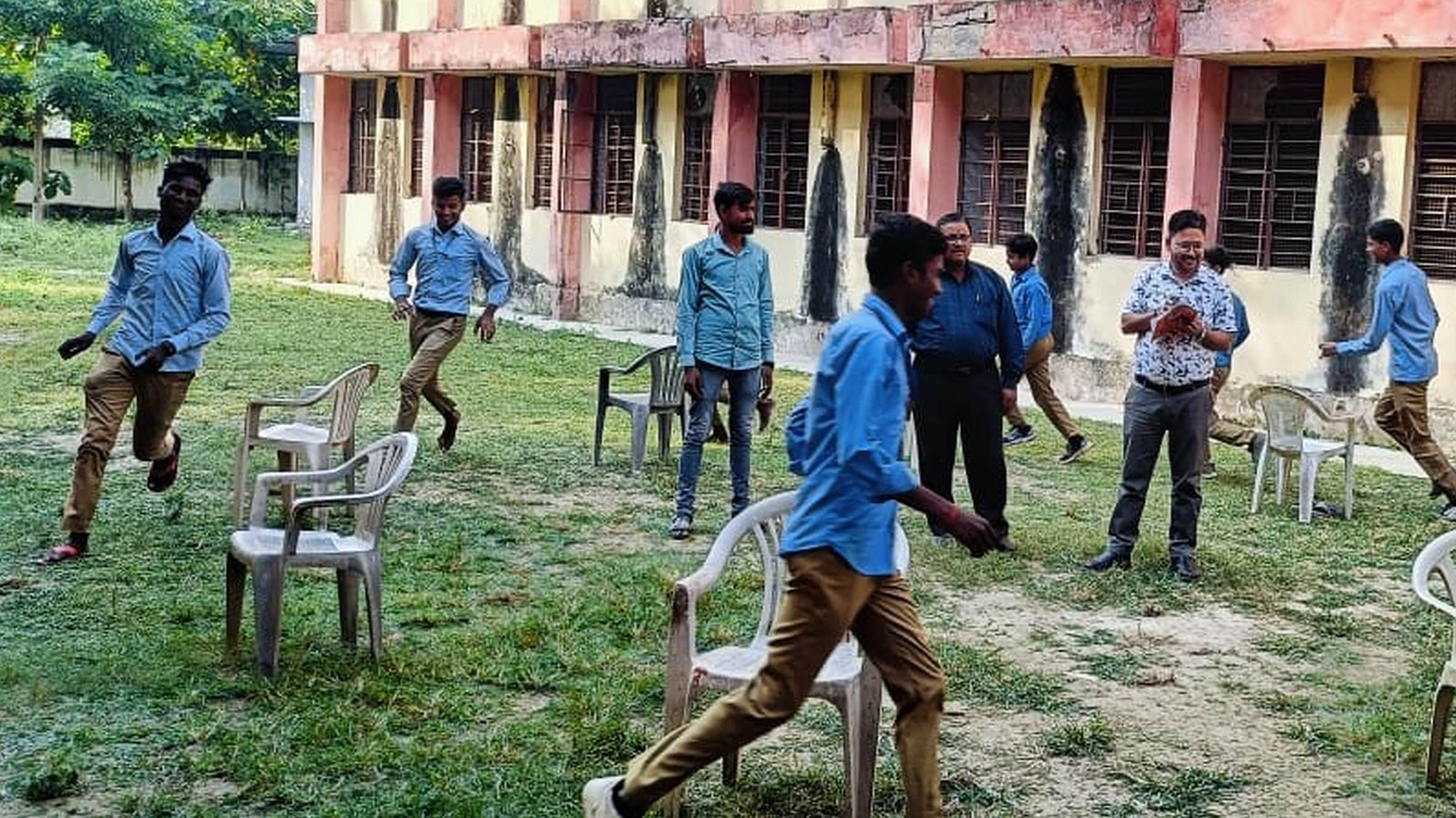  उमारमण इंटर कॉलेज जामों में आयोजित खेल प्रतियोगिता में प्रतिभाग करते विद्यार्थी। स्रोत: विद्या