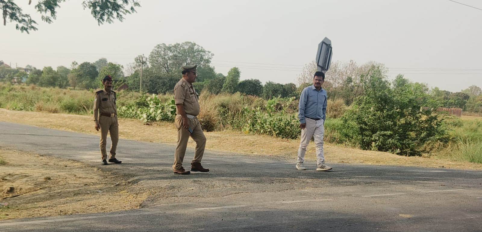 उतरौला मनकापुर मार्ग पर संभावित दुर्घटना स्थल का निरीक्षण करते एआरटीओ व यातायात प्रभारी।-स्रोत: