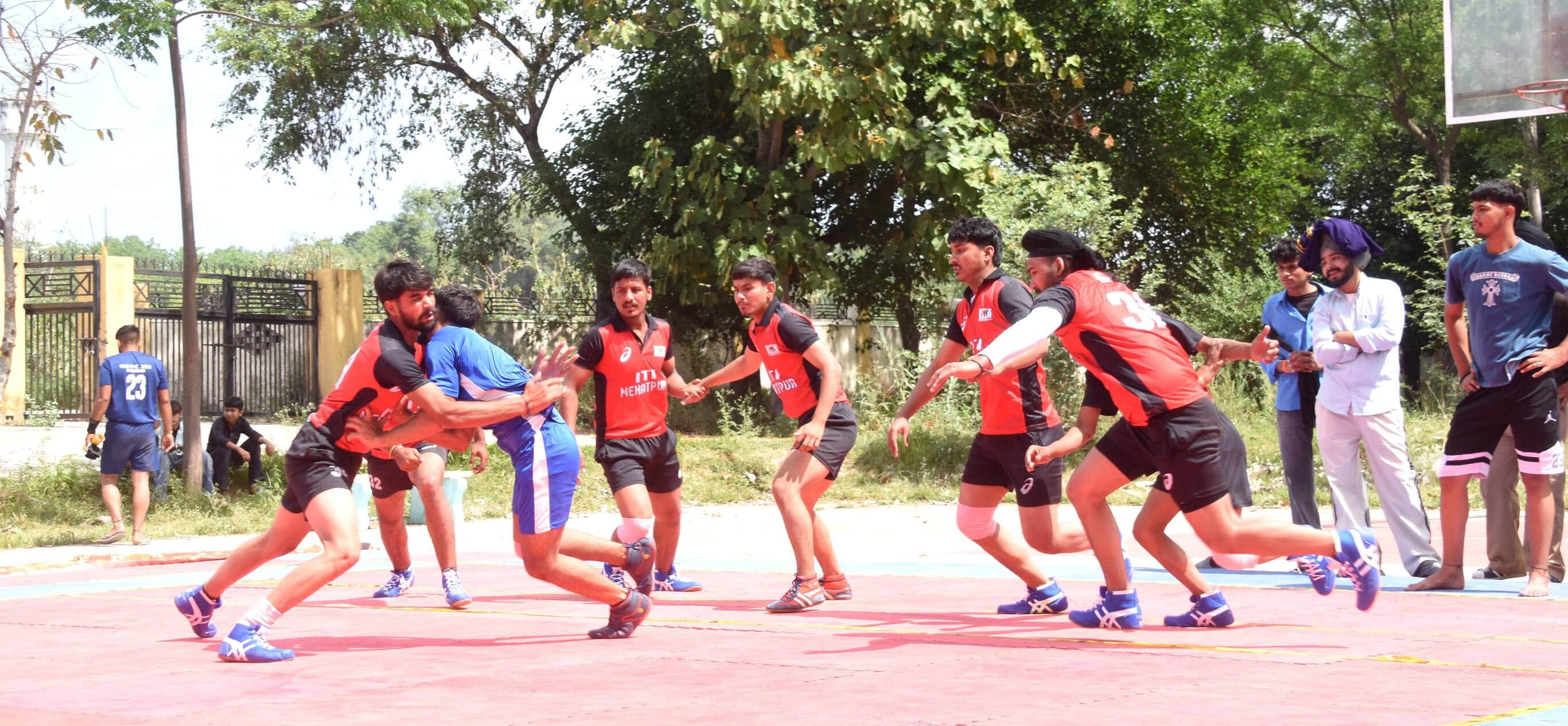 ...ऊना आईटीआई में चल रही जिला स्तरीय खेलकूद प्रतियोगिता दमखम दिखाते खिलाड़ी। संवाद सोहन चौधरी