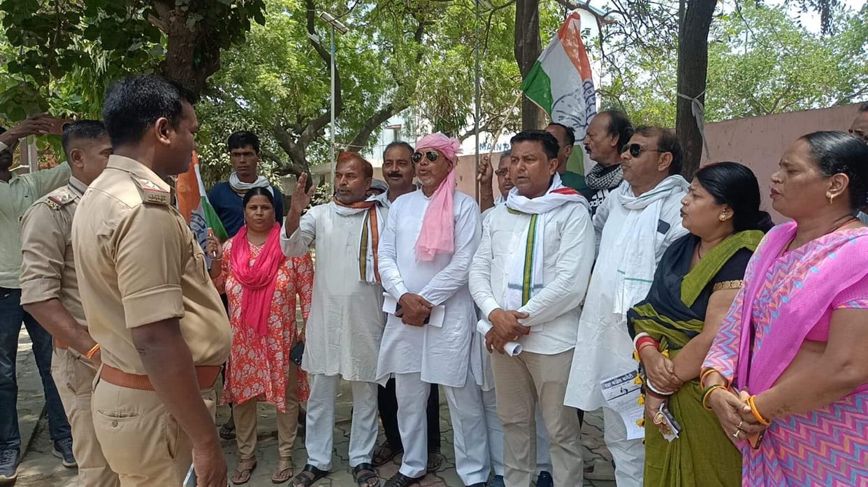 The police stopped Congress workers going to Varanasi to meet the Prime Minister