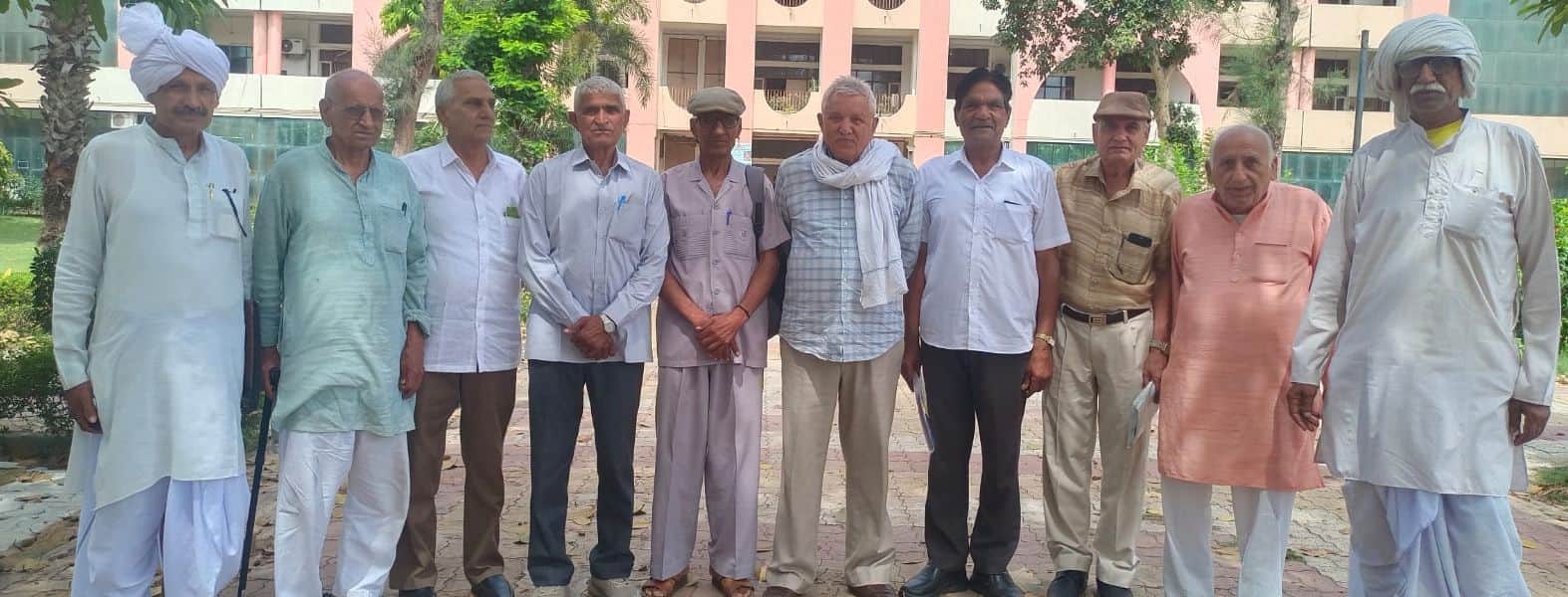 03-डॉ. रामधन सिंह के नाम पर कृषि विज्ञान केंद्र के नामकरण की मांग करते ग्रामीण। संवाद