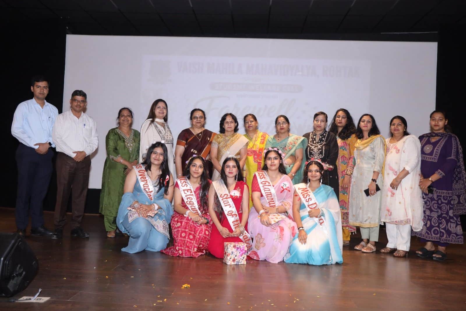 25-वैश्य महिला महाविद्यालय में फेयरवेल पार्टी के दौरान छात्राएं के साथ प्राचार्य डॉ. रश्मि गुप