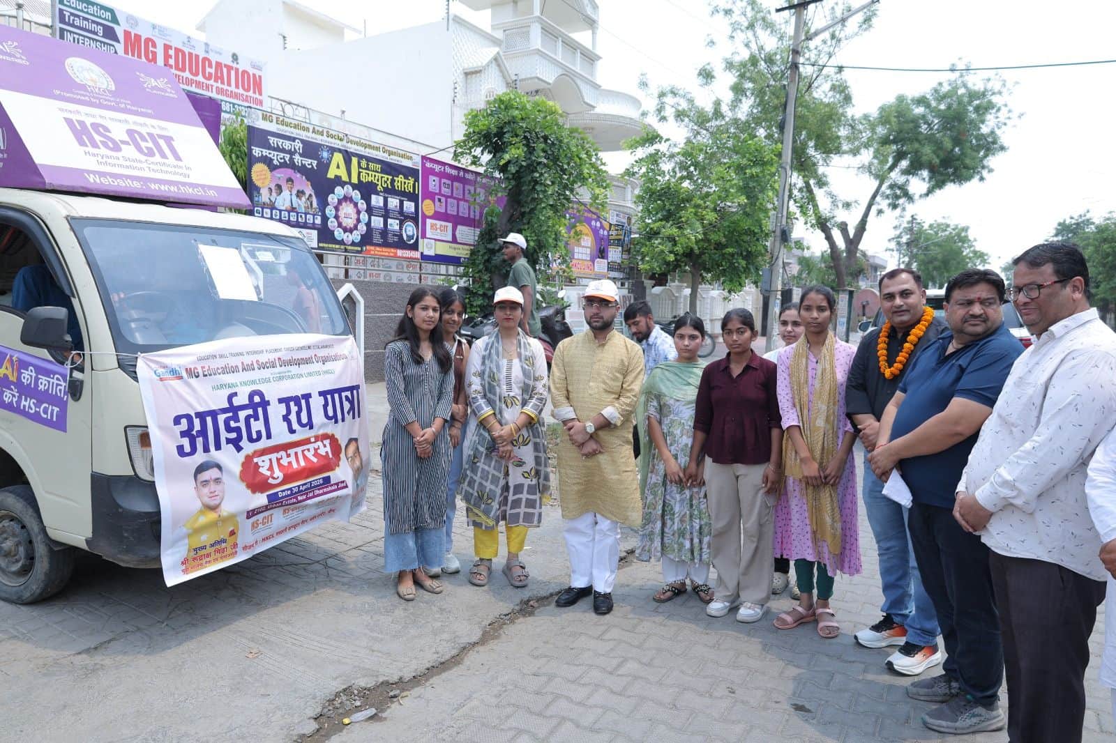 30जेएनडी04: आईटी रथ यात्रा निकालते हुए रुद्राक्ष मिड्ढा और अन्य। संवाद