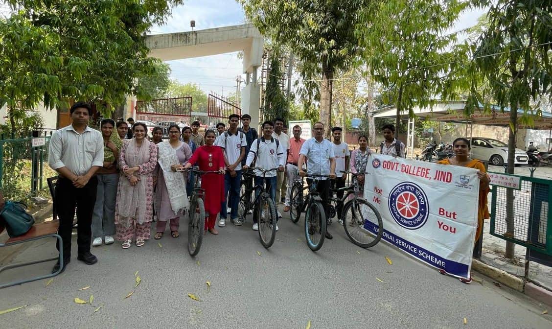 30जेएनडी05: राजकीय महाविद्यालय में नो व्हीकल डे मनाते प्राचार्य सत्यवान मलिक और अन्य। स्रोत संस