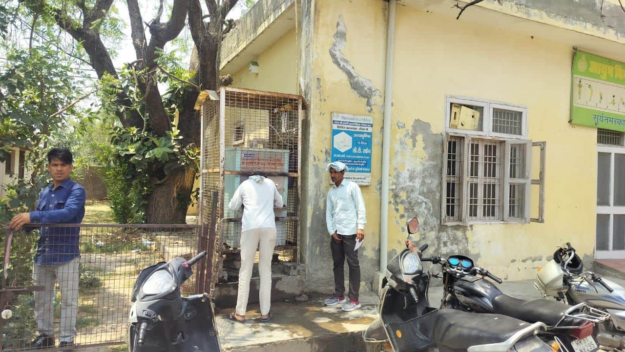 30जेएनडी10: नागरिक अस्पताल में लगे वाटर कूलर पर गर्मी में पानी पीते हुए मरीज व अन्य। संवाद