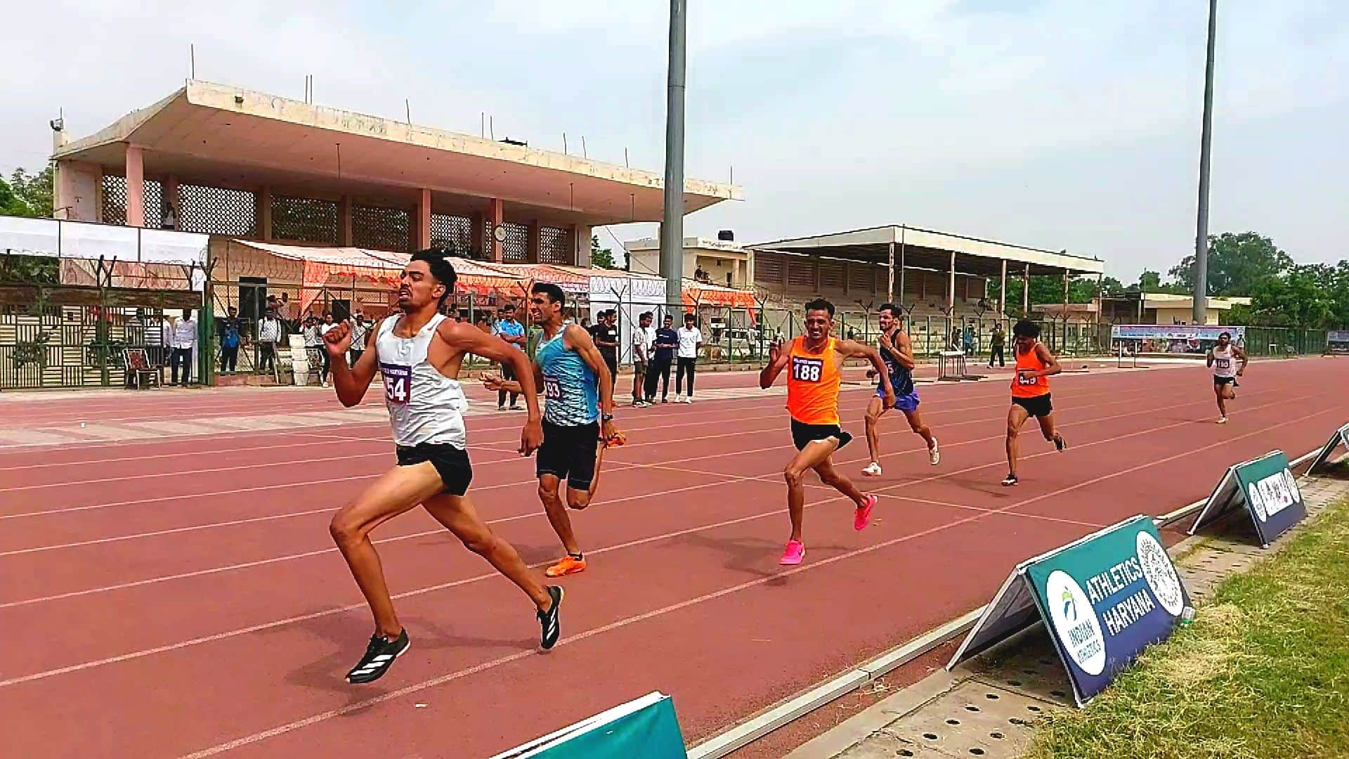 30जेएनडी11:दौड़ लगाते हुए धावक। संवाद।