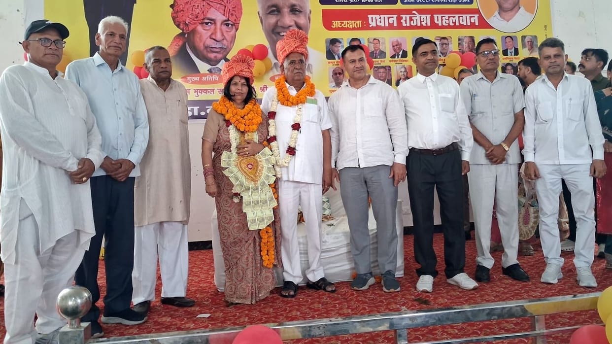Hindi Teacher Kamlesh Given a Farewell Upon Retirement