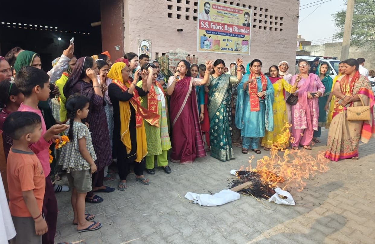 Women Burn Effigy of Congress; Raise Slogans in Support of 33% Reservation