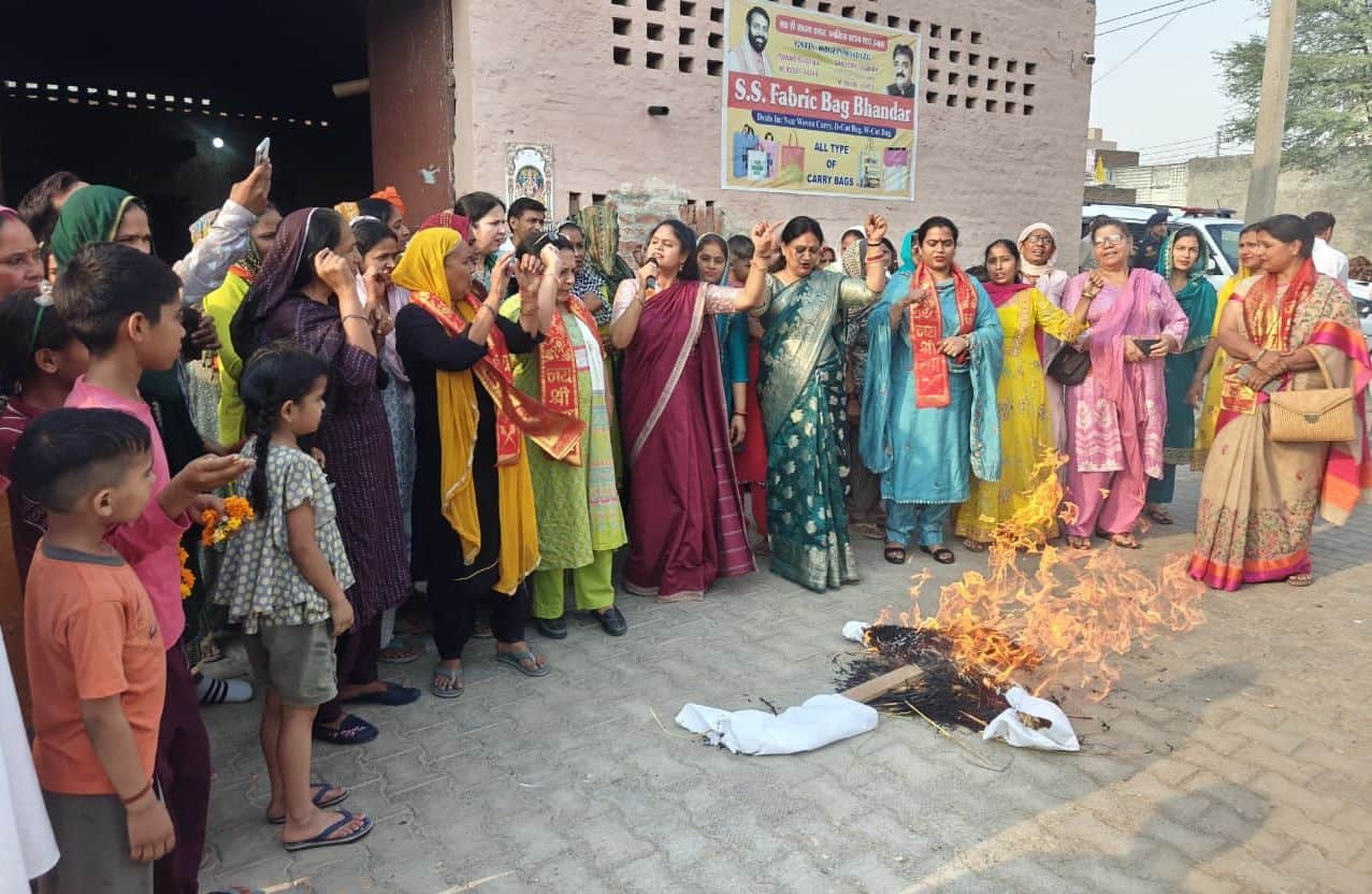 30जेएनडी31: रोहतक रोड पर कांग्रेस का पुतला जलाते हुए भाजपा महिला मोर्चा की सदस्य। संवाद