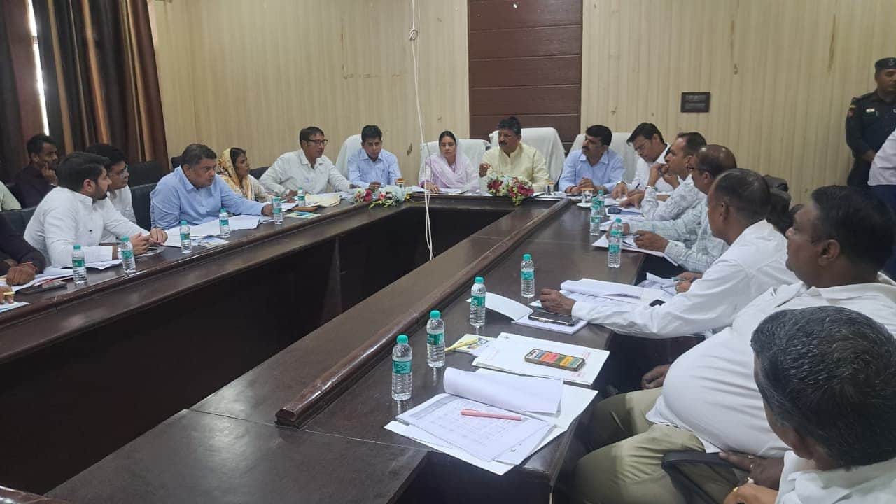 30जेएनडी32: लघु सचिवालय परिसर में नगर परिषद की हाउस की बैठक लेते हुए कैबिनेट मंत्री कृष्ण कुमार
