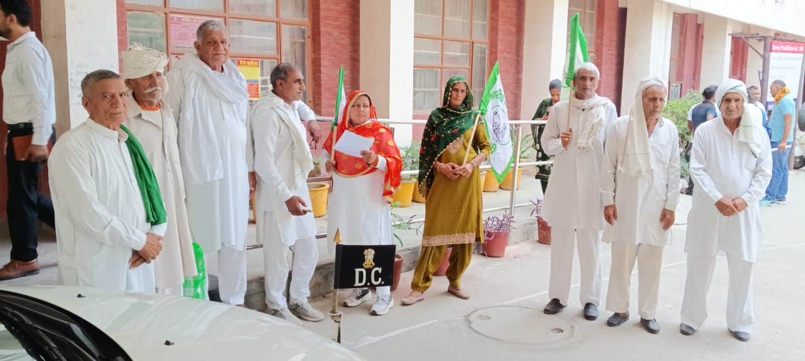 30जेएनडी33: लघु सचिवालय में डीसी को ज्ञापन सौंपने गए किसान यूनियन के सदस्य। स्रोत : संगठन