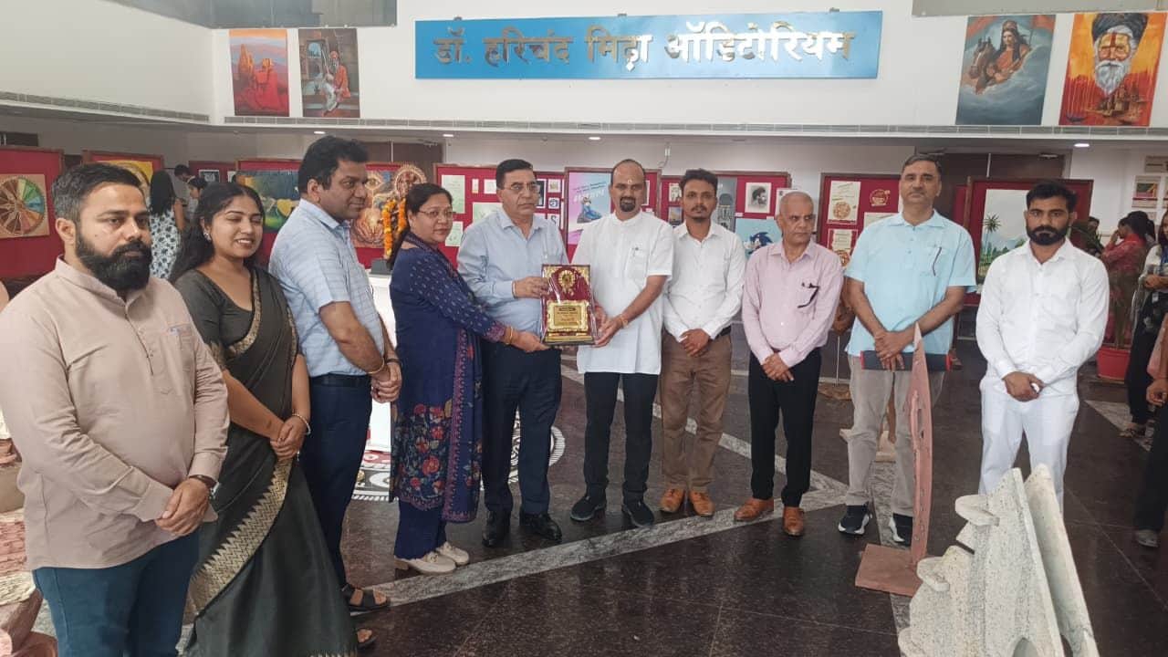 30जेनएडी24: सीआरएसयू में चित्रकार दीपक कौशिक को सम्मानित करते कुलपति प्रो. रामपाल सैनी। संवाद