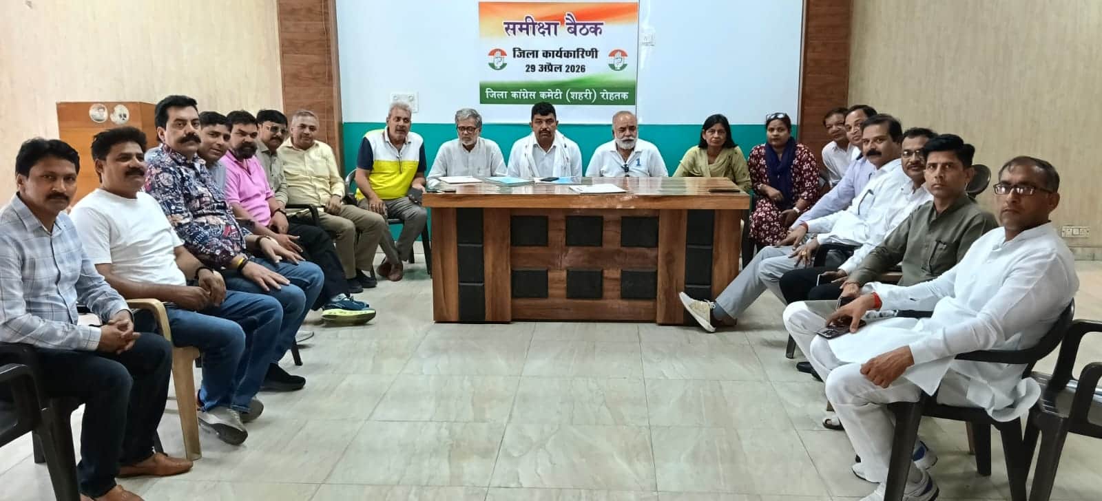 33-कांग्रेस भवन में आयोजित समीक्षा बैठक के दौरान उपस्थित कार्यकर्ता। स्रोत : पार्टी