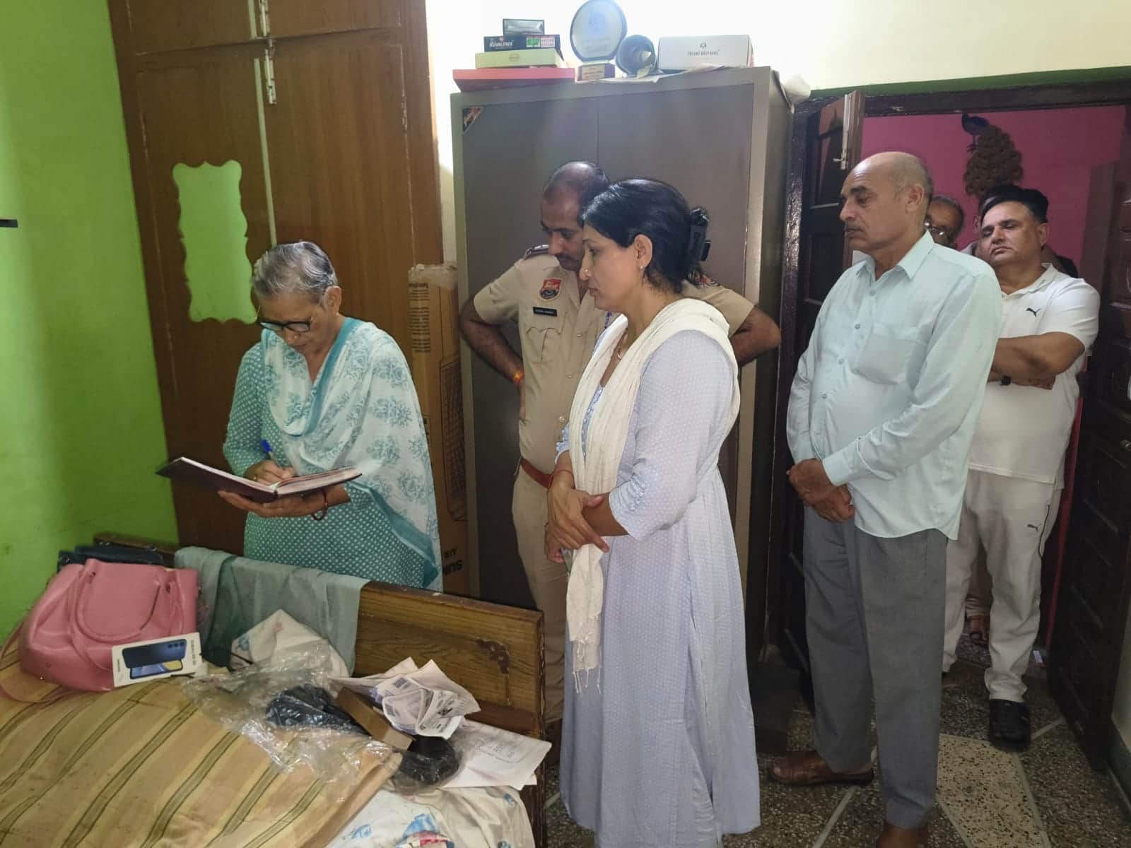 41-विजय नगर में महिला की मौत के बाद जांच करती एफएसएल एक्सपर्ट डॉ. सरोज दहिया व पुलिसकर्मी। स्रो