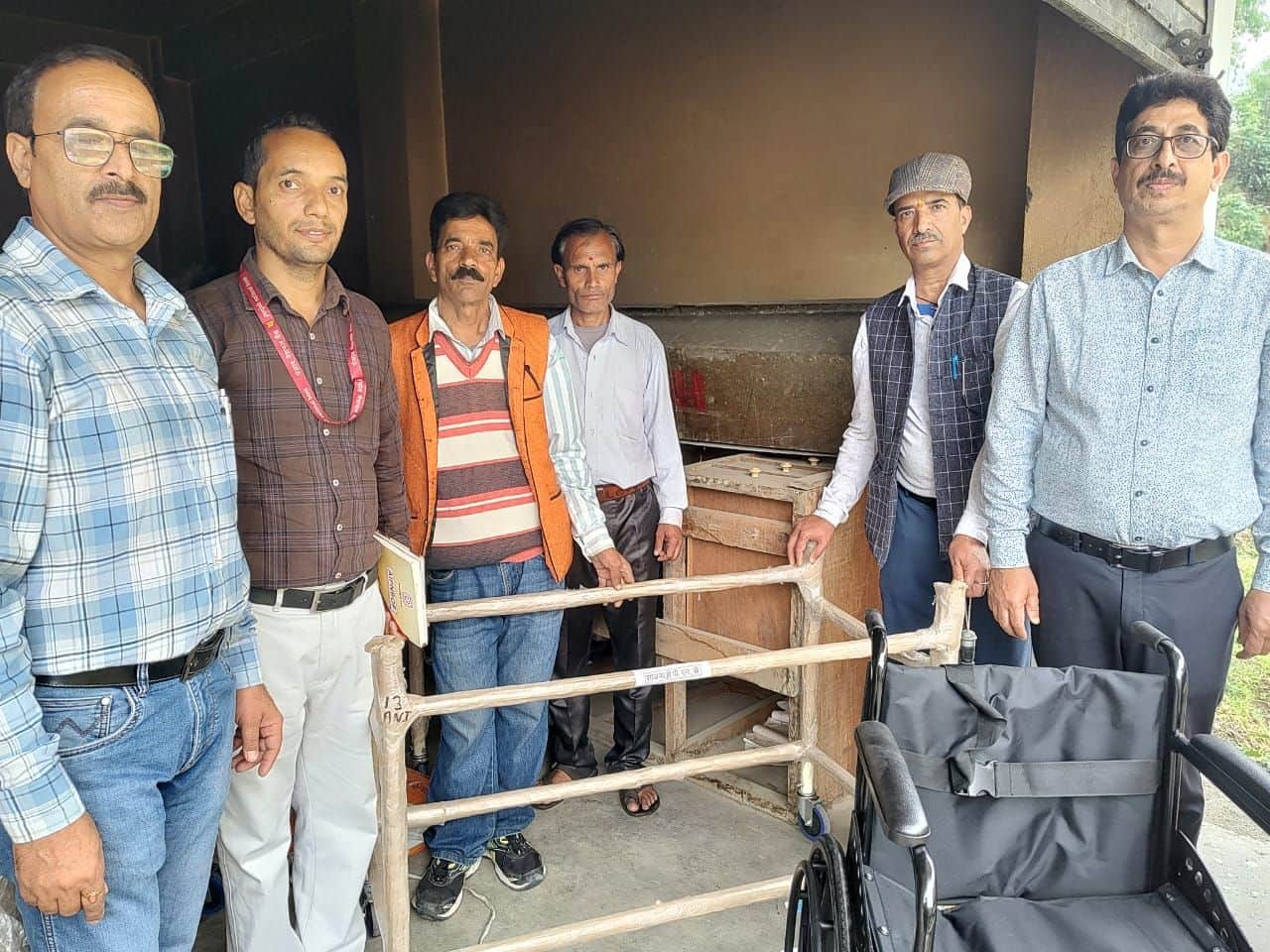 आनी अस्पताल को व्हील चेयर और स्ट्रेचर भेंट करते पीएनबी शाखा के प्रबंधक। संवाद