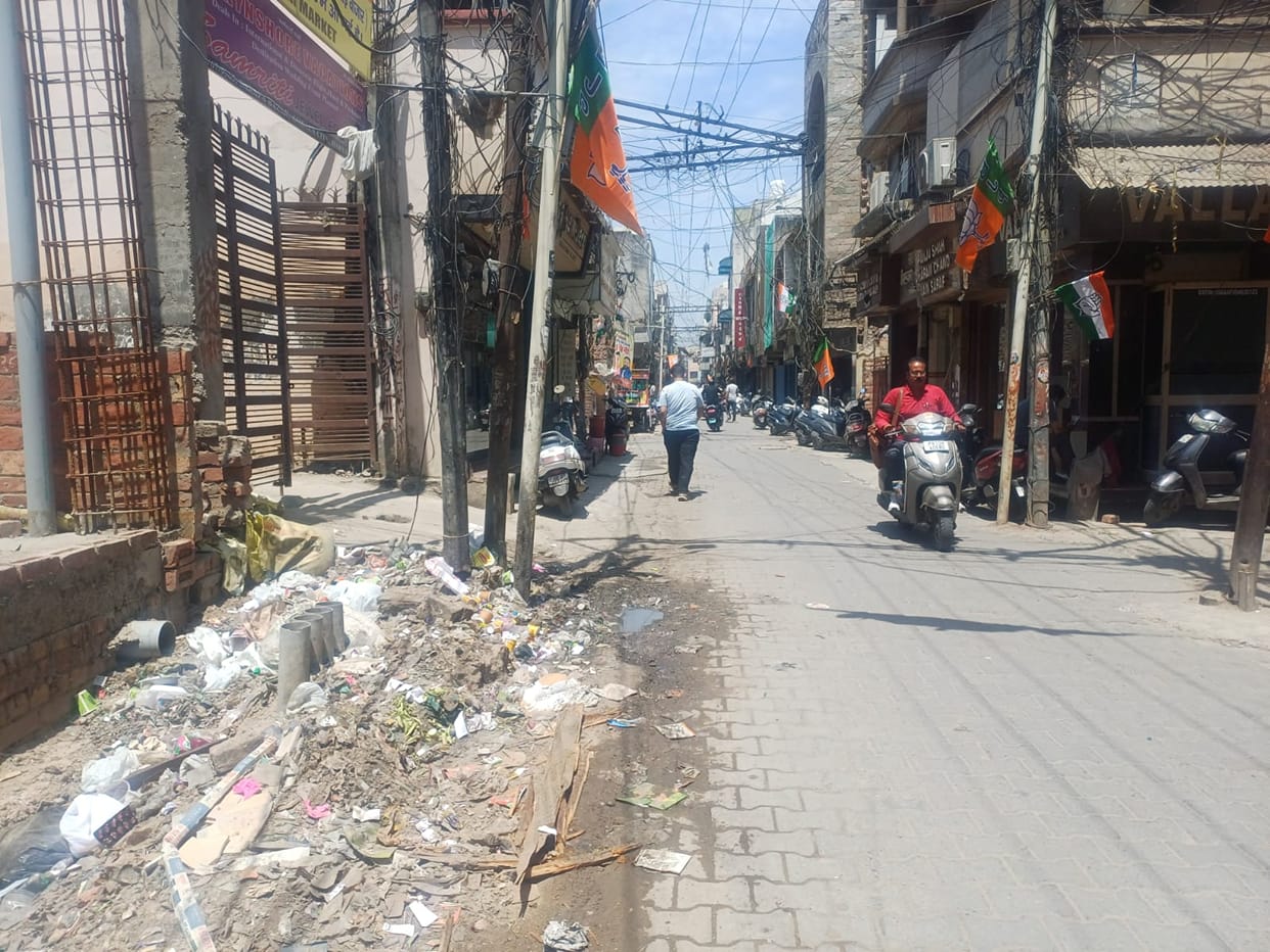 No toilets in Sarafa Bazaar for 12 years, leaving shopkeepers and customers distressed