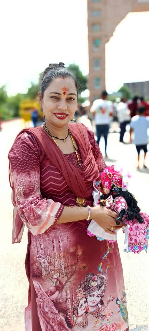 अपने लड्डू गोपाल के साथ रिया। स्वयं