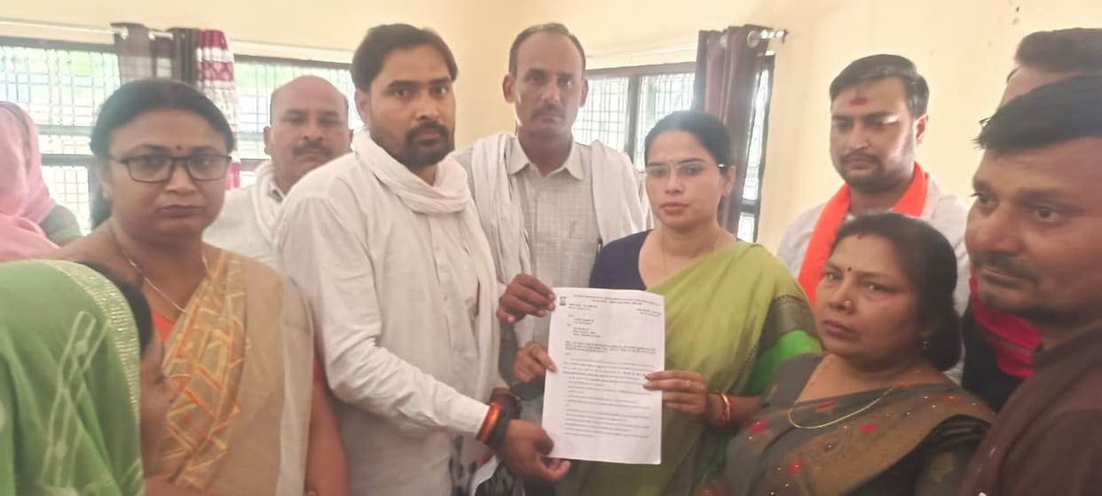 Employment servants submitted a memorandum to the Chail MLA for honorarium.