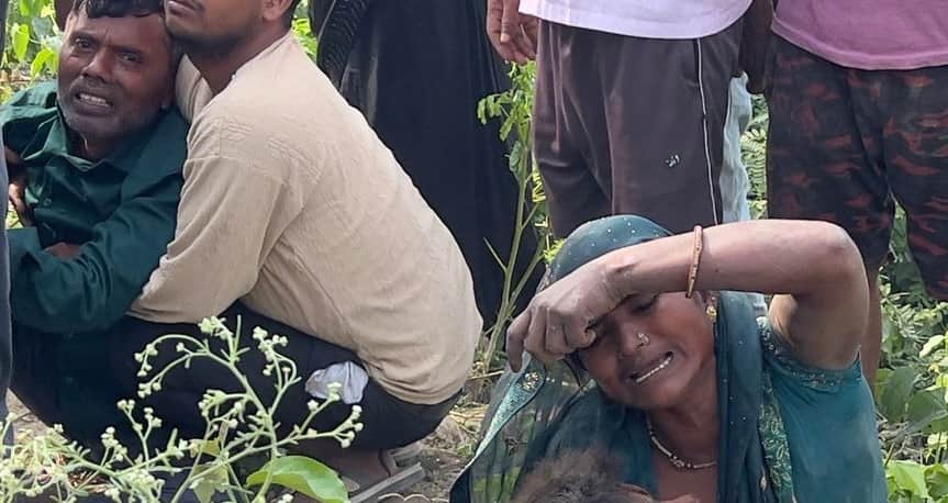 अतरौलिया में बस की टक्कर से छात्र की मौत के बाद रोते-बिलखते परिजन। संवाद