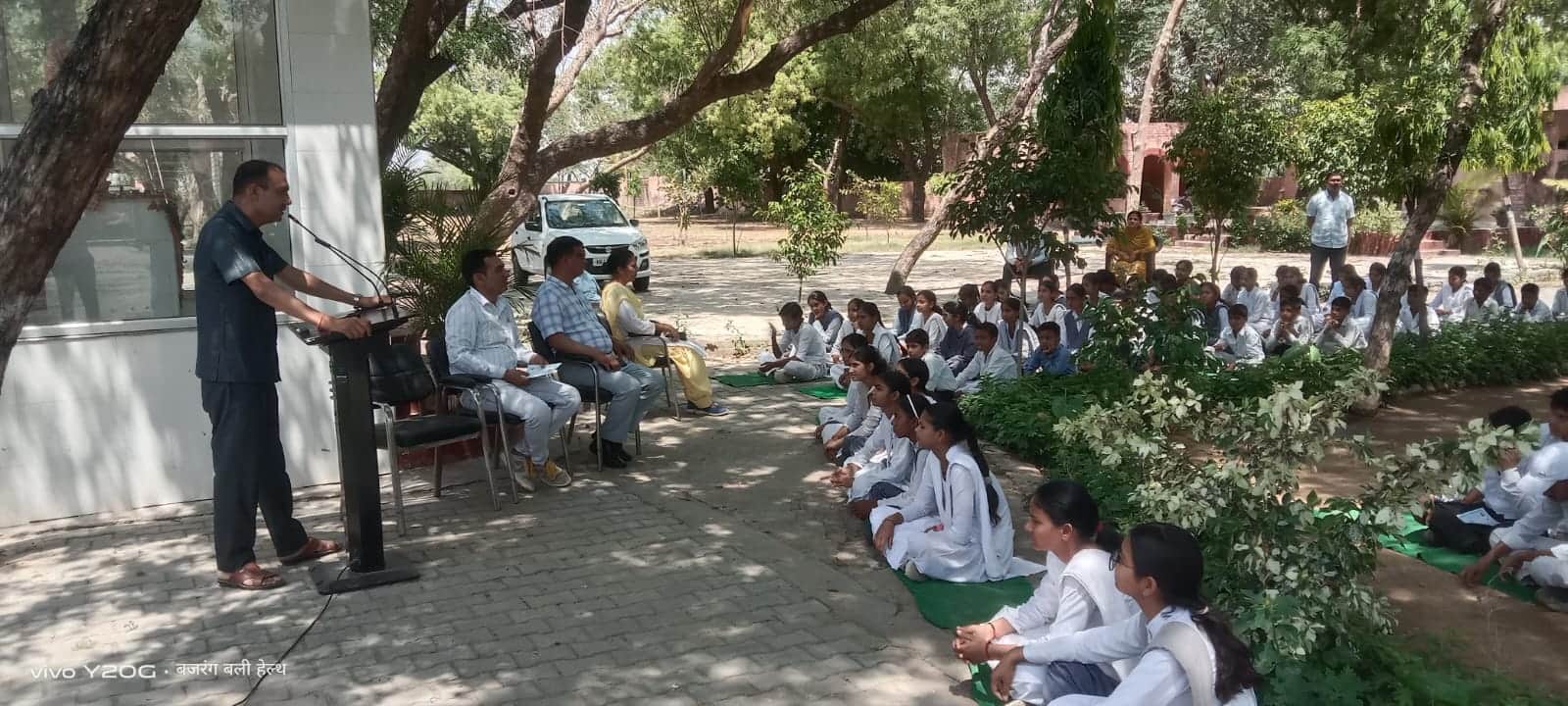 बच्चों को जागरूक करती नशा मुक्ति टीम। स्रोत : पुलिस