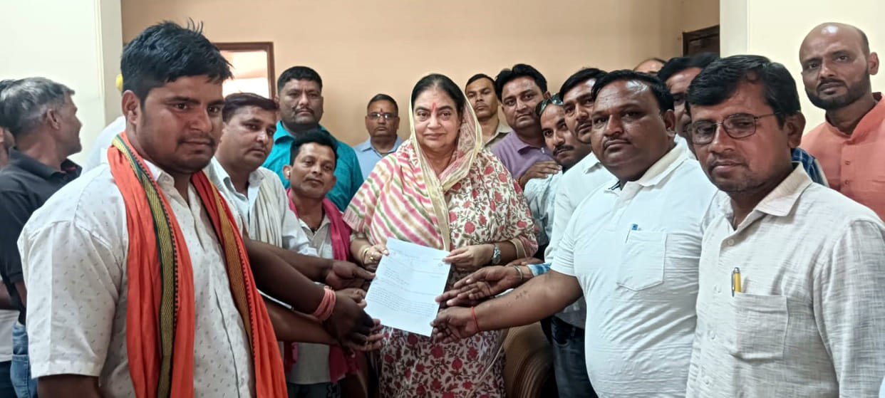 Employment workers agitated for honorarium increase and regularization, submitted a memorandum of 10-point demands addressed to the Chief Minister to MLA Pakshalika Singh.