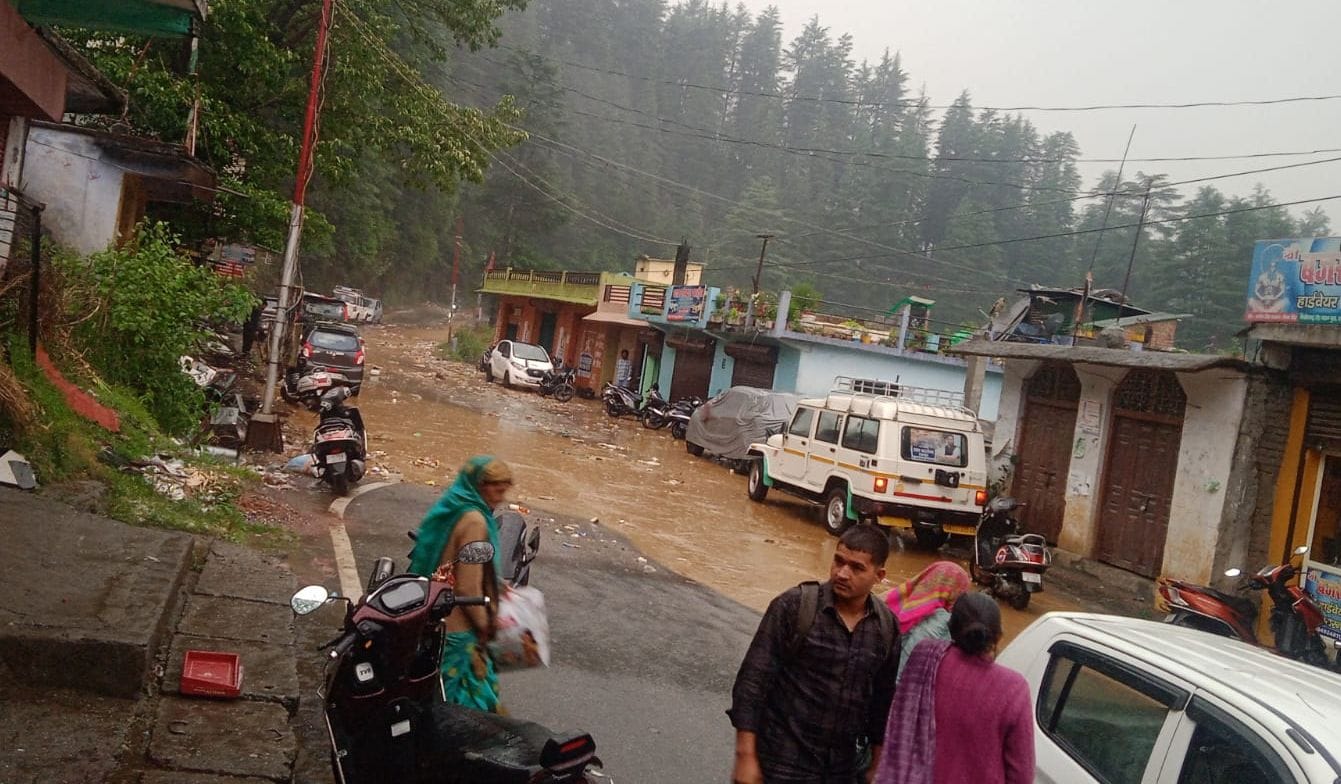 भारी बारिश के चलते पाटन पुल बाजार में भरा मलबा व गंदा पानी। स्रोत : जागरूक पाठक 