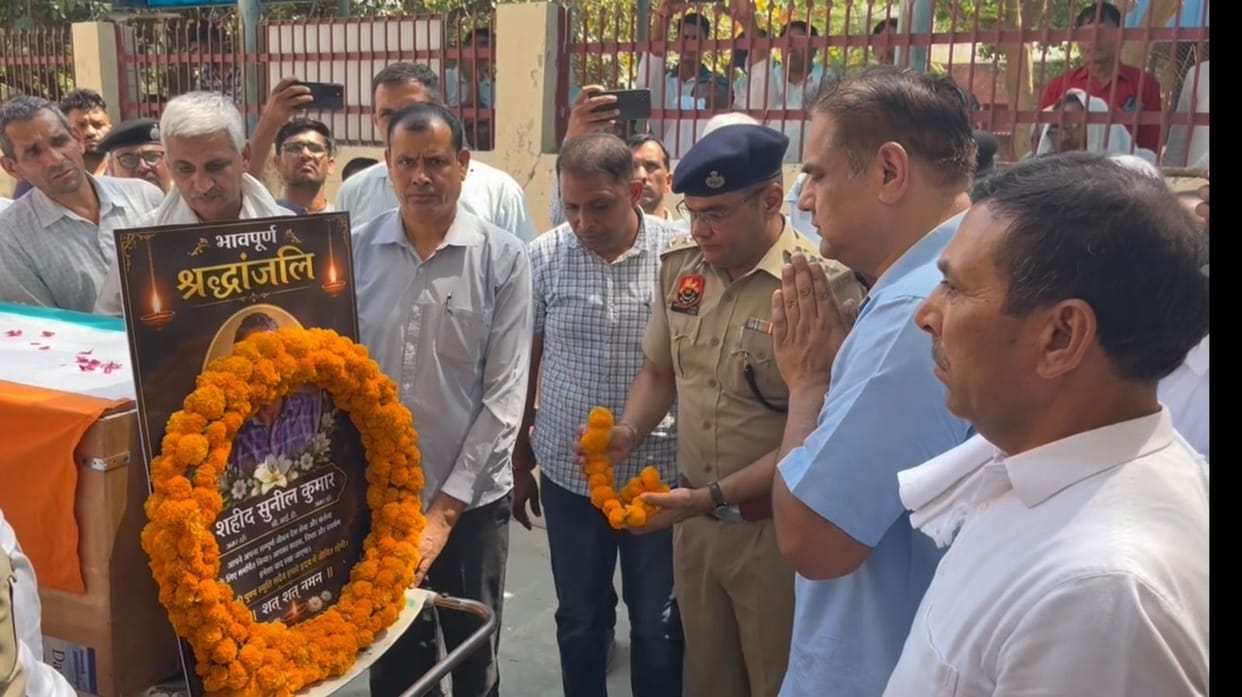 Bus fire incident: ASI Sunil Kumar lost his life saving passengers, given state honors at the funeral in Badsi village, son performed the last rites by lighting his father's funeral pyre.