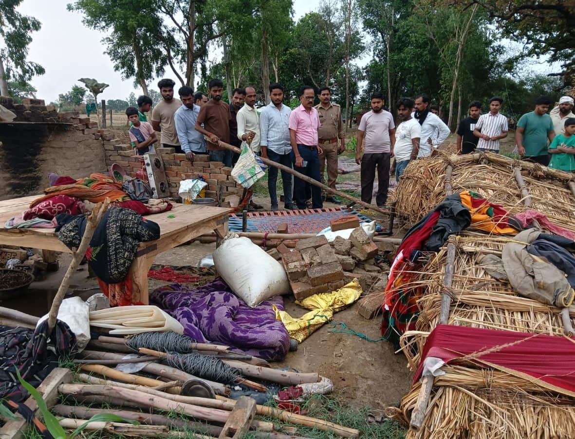 बल्दीराय के कस्बा माफियात में घटनास्थल का जायजा लेते एसडीएम बल्दीराय। स्रोत- ग्रामीण
