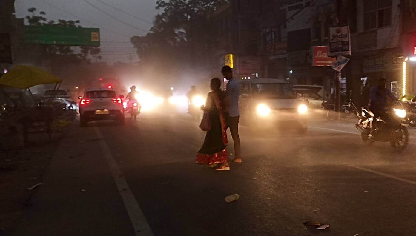 बुधवार को आसमान में घने बादल छाए रहने के साथ-साथ तेज धूलभरी आंधी से गाड़ी की लाइट जलाकर जाते चा